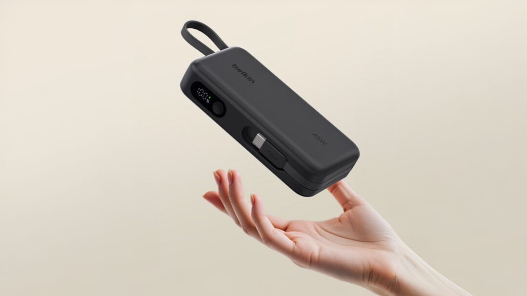 Пауэрбанк Belkin UltraCharge 10K получил кабель в корпусе, 45 Вт и экран 5 Пауэрбанк Belkin UltraCharge 10K в руке человека