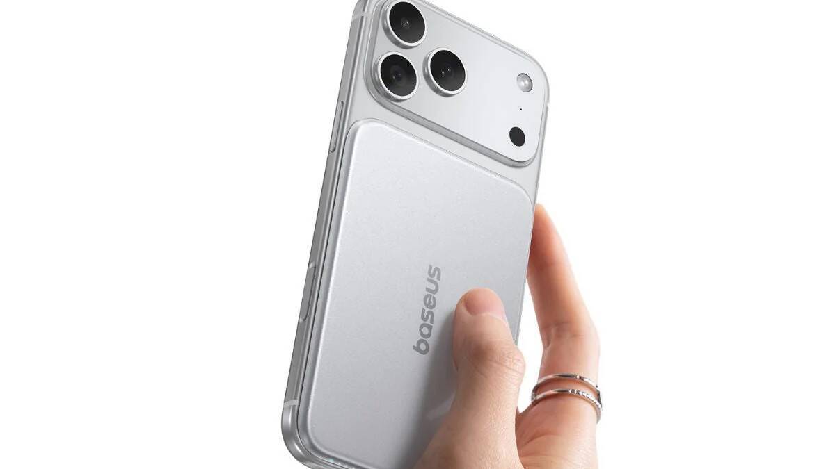 Пауэрбанк Baseus Picogo Air AM71 толщиной 6,8 мм на руке