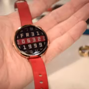 Рука с красными смарт-часами Pebble Round 2