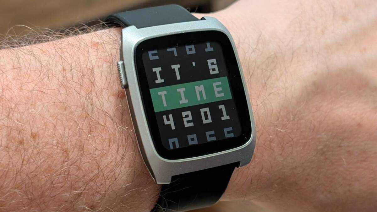 Pebble бесплатно меняет Pebble Time 2 из-за трескающихся экранов 3 Умные часы Pebble Time 2 на руке человека