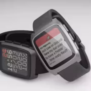 Умные часы Pebble с цветным дисплеем и металлической рамкой