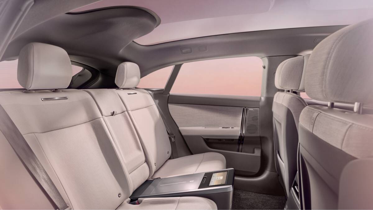 Задняя часть салона электромодели Range Rover Evoque,
