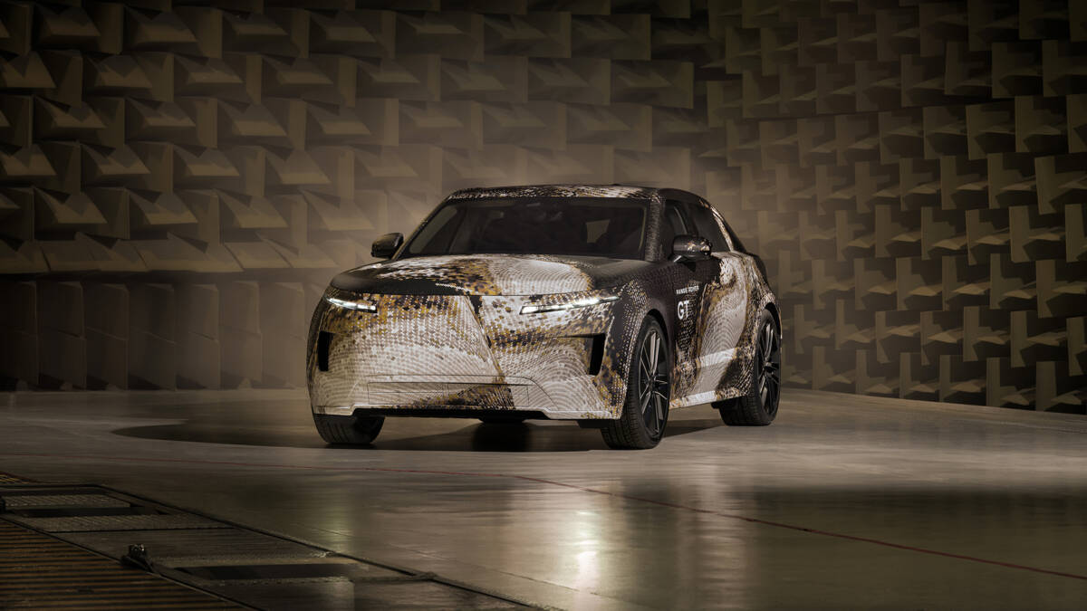 Кроссовер Range Rover electric показан в лабораторной обстановке