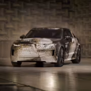 Кроссовер Range Rover electric показан в лабораторной обстановке