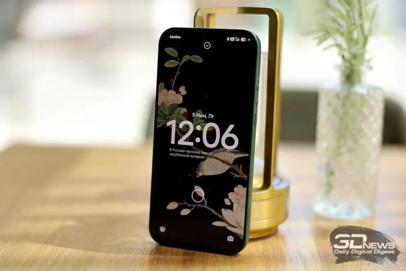 Xiaomi, Oppo и Vivo снизили планы поставок смартфонов 2 Смартфон Xiaomi на деревянном столе рядом с лампой и вазой