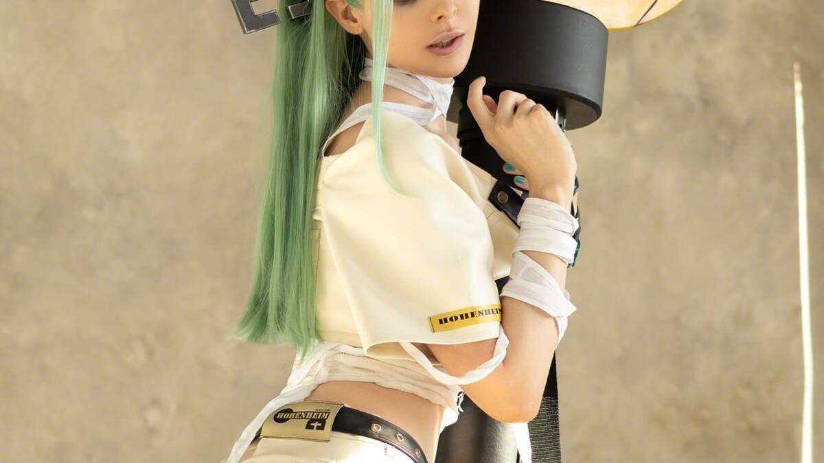 Модель в откровенном косплей A B A Guilty Gear