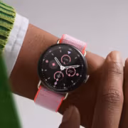 Умные часы Pixel Watch 5 на руке человека