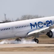Самолёт МС-21 на взлёте с взлётной полосы