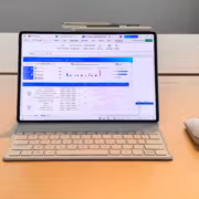 ноутбук Huawei MatePad Air на столе с клавиатурой и мышью