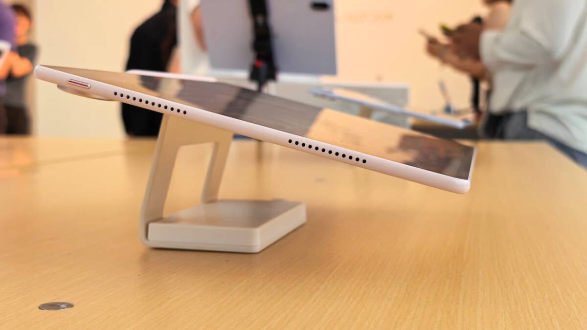 Планшет Huawei MatePad Air получил 12-дюймовый OLED, корпус 5,3 мм и цену от 850 евро 5 Планшет Huawei MatePad Air на деревянной поверхности