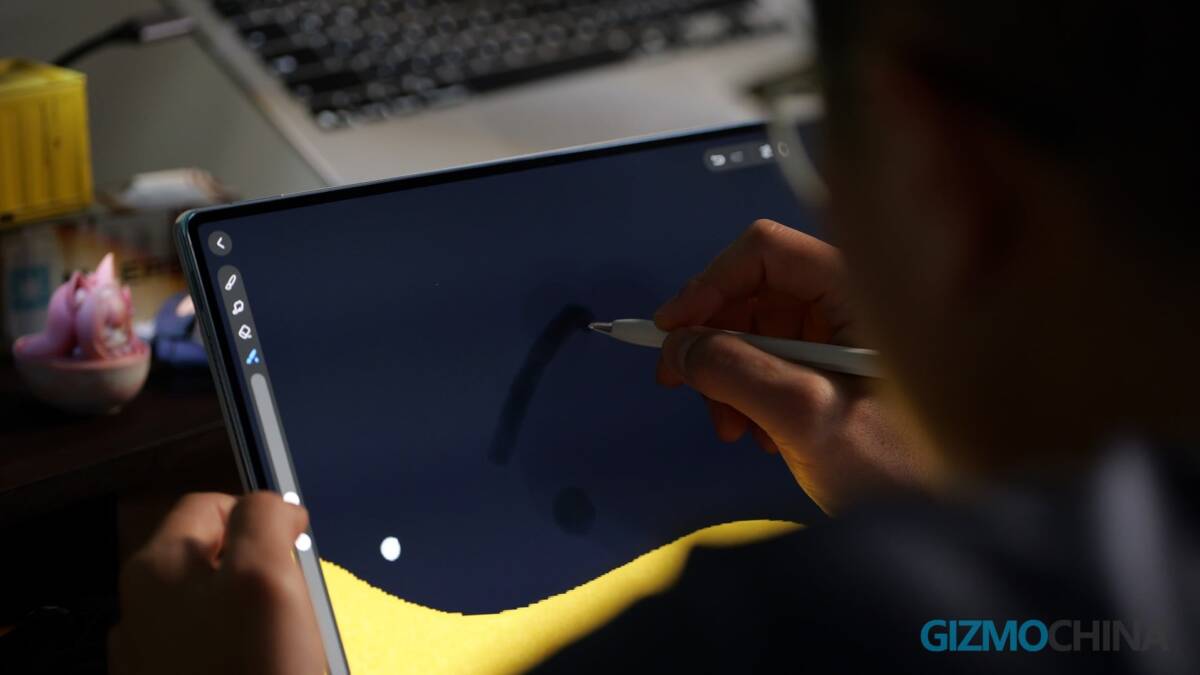 Планшет Huawei MatePad Pro Max и перо на экране