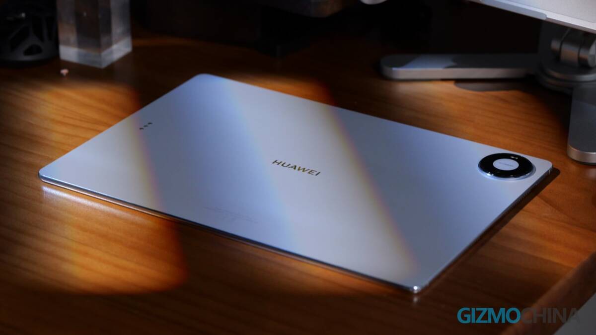 Huawei MatePad Pro Max планшет на деревянном столе