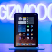 Экран iPad mini с дисплеем и иконками приложений