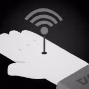Рука держит смартфон с логотипом JIO