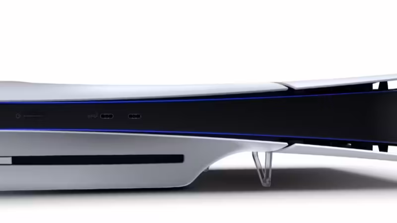 Консоль PlayStation 5 белого цвета с чёрным центральным блоком
