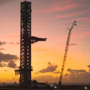 Строительная башня и кран на закате SpaceX Starship