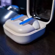Наушники Samsung в чехле на столе