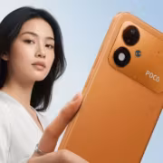 Женщина держит смартфон Poco M8 Power крупным планом