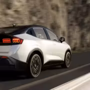 Подержанный электромобиль Nissan Leaf на горной дороге