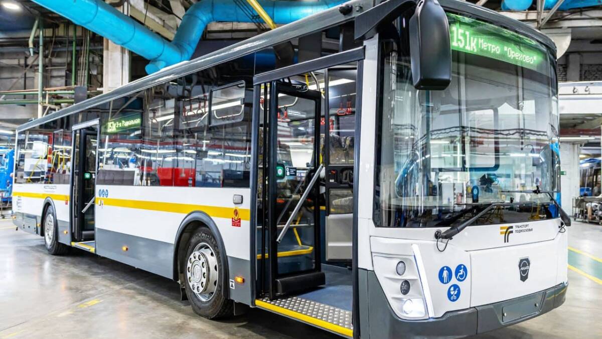 Автобус ЛИАЗ 529265-03 внутри цеха завода ЯМЗ