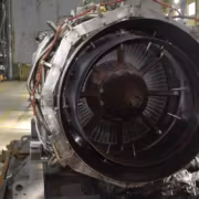 Газотурбинный двигатель Д-30ЭУ-6 на стенде ремонта