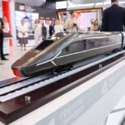 Поезд на 400 км/ч показали в серийной окраске на «Иннопроме-2026» 8 Модель скоростного поезда на выставке Иннопром-2026
