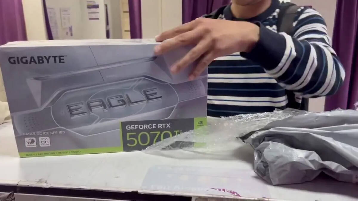 коробка Gigabyte GeForce RTX 5070 Ti внутрь вода бутылка