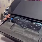 коробка с бутылкой воды и упаковка видеокарты RTX 5070 Ti
