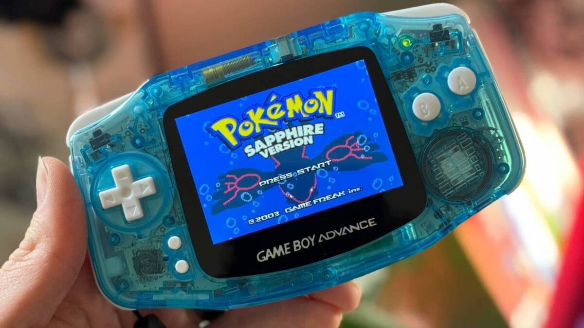 Портативка в духе Game Boy Advance. Ayaneo показала тизер KONKR Pocket Advance 1 портативная консоль Konkr Pocket Advance в руке