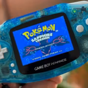 Портативка в духе Game Boy Advance. Ayaneo показала тизер KONKR Pocket Advance 2 портативная консоль Konkr Pocket Advance в руке