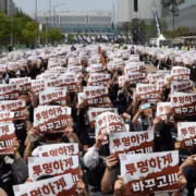 Премии 100 к 1 в Samsung разозлили сотрудников после бума ИИ-чипов 6 митинг с людьми, держащими плакаты Samsung чипы ценный талант
