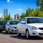 Priora, Kalina и Samara тянут спрос на Lada, новые машины прибавили 4% 7 Несколько новых автомобилей Lada Priora Kalina Samara на улице