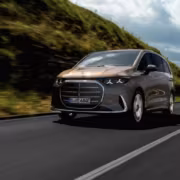 Электромобиль Mercedes-Benz EQS движется по дороге в горах