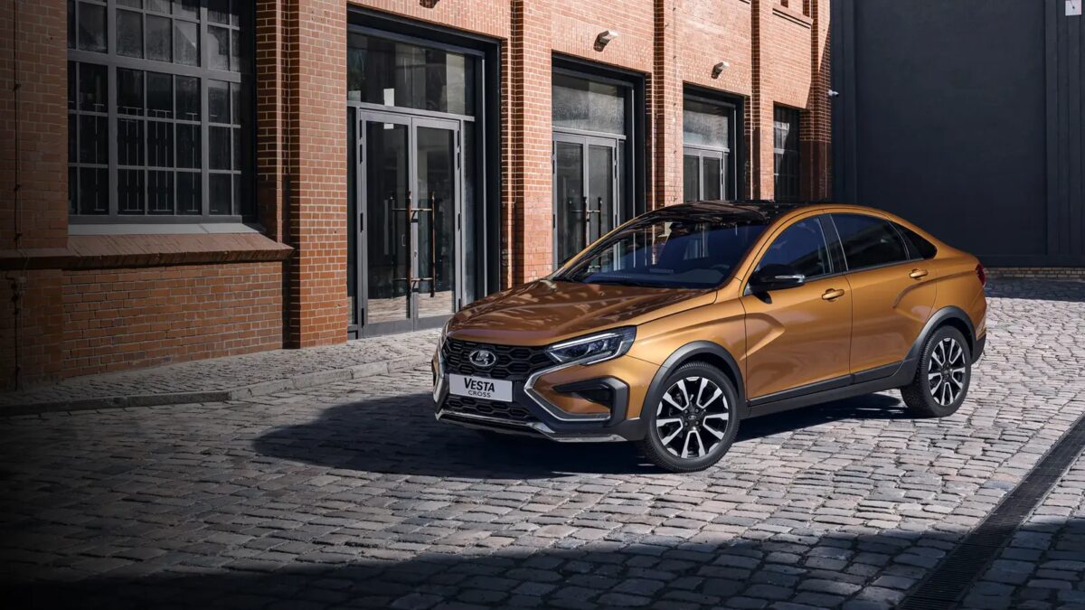 Продажи седана Lada Vesta рухнули на 35% вопреки росту авторынка