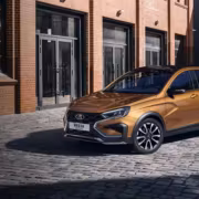 Кабриолет Lada Vesta Cross на улице с кирпичной стеной