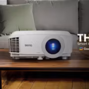 Проектор BenQ TH575i с Google TV на столе