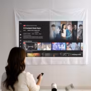 женщина смотрит телевизор Samsung TV Plus