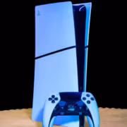 PlayStation прекратит выпуск игр на дисках с 2028 года 2 Игровая консоль PlayStation 5 и контроллер DualSense на столе