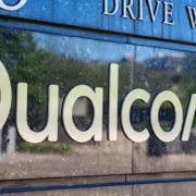Значок Qualcomm на металлической поверхности машины