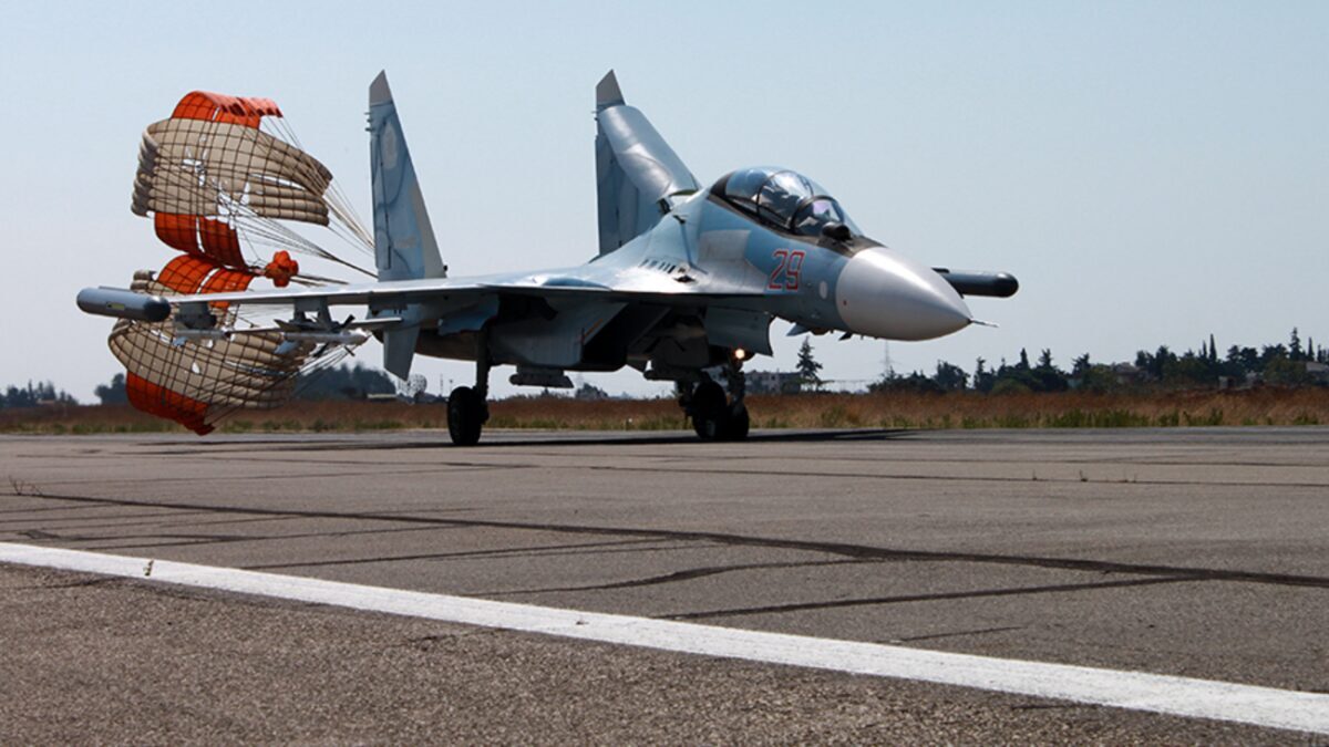 Самолет Су-30 с ракетой Р-37М на взлётной полосе