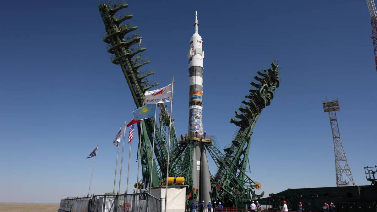 Ракету «Союз-2.1а» с детскими рисунками вывезли на старт перед полётом к МКС 1 Ракета на стартовой площадке с техникой и людьми