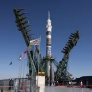 Ракета на стартовой площадке с техникой и людьми