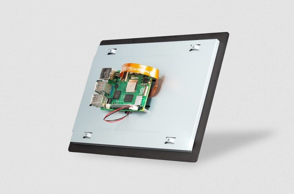 Raspberry Pi выпустил 10-дюймовый сенсорный дисплей для Pi 5 за 80 долларов 3 Рaspberry Pi 10-дюймовый сенсорный дисплей установлен на задней стороне устройства