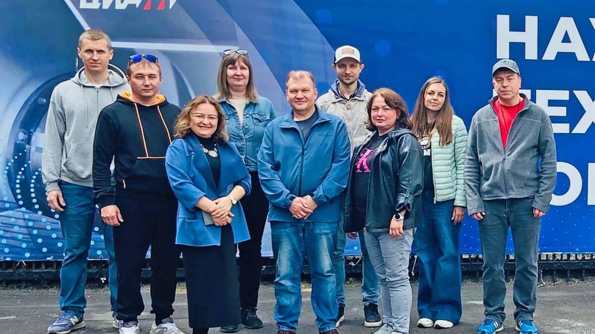Группа людей на фоне баннера с логотипом ЦИАМ и надписью ПД-14