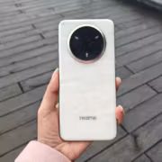 Смартфон realme с тройной камерой на задней панели