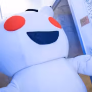 Reddit задумался о пересмотре сделки с Google из-за AI Overviews 1 Костюм Тедди с большими ушами и красными глазами Reddit