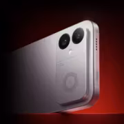 Серебристый смартфон Redmi с двумя камерами