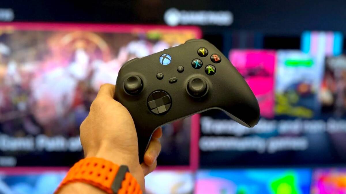 Реклама перед стартом. Xbox тестирует облачный гейминг без Game Pass 1 игрок с контроллером Xbox на фоне телевизора