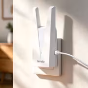 Репитер Tenda A33 V2.0 подключён к розетке на стене