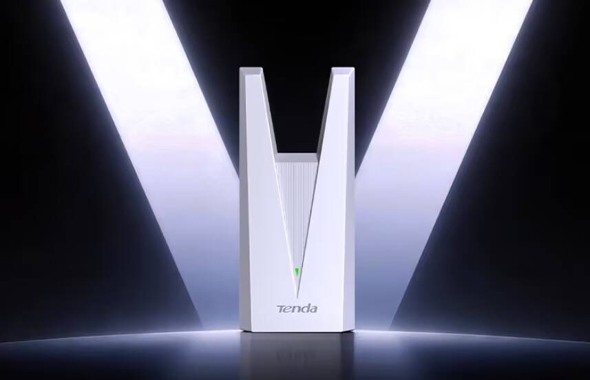 Репитер Tenda A33 V2.0 в белом корпусе на фоне света
